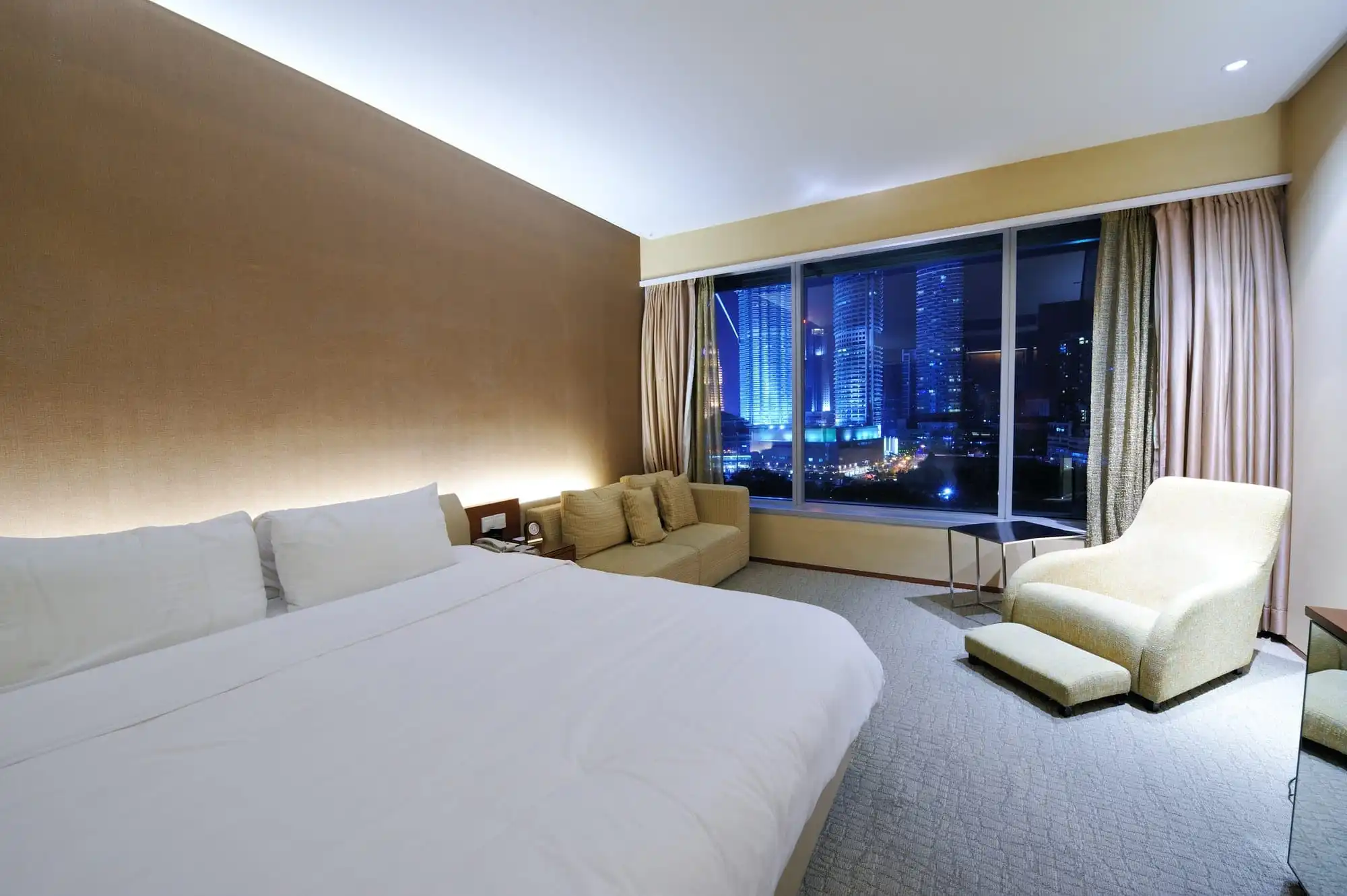 luxurious-hotel-room.jpg luxurious-hotel-room.jpg