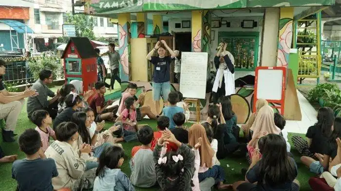 Golden Mission Program - Anak-anak belajar di bawah jembatan Ciputat