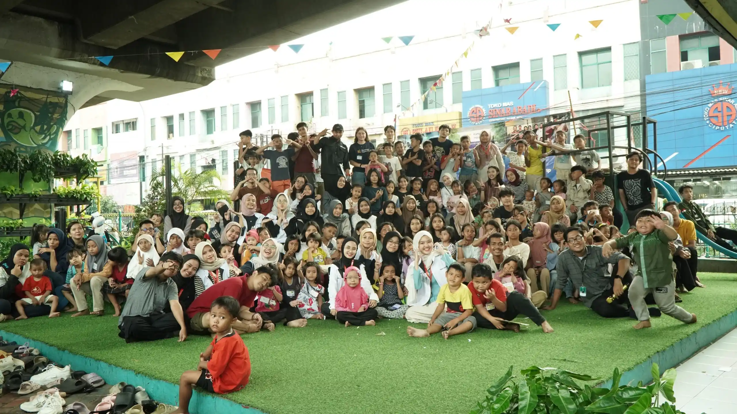 Golden Mission Program - Anak-anak belajar di bawah jembatan Ciputat